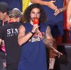 Marc Cucurella cantando su canción en los festejos de España tras el Mundial 2026.