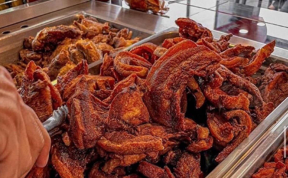 Charola de chicharrones, alimento con el que una adolescente tuvo reacción alérgica en Durango.