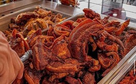 Charola de chicharrones, alimento con el que una adolescente tuvo reacción alérgica en Durango.