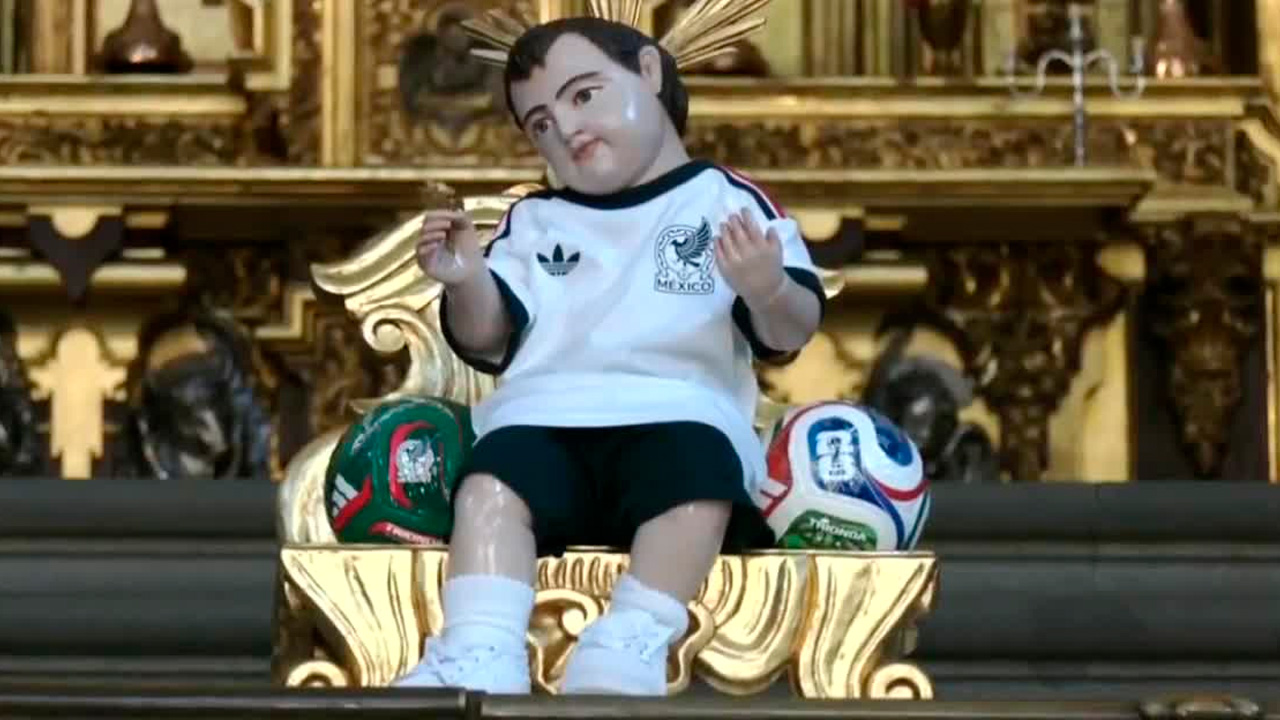 La Catedral Metropolitana mantiene la tradición de vestir al Niño Dios con el uniforme de la Selección Mexicana durante el Mundial.
