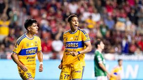 Ozziel Herrera celebrando su gol con Tigres en la primera jornada de la Liga MX