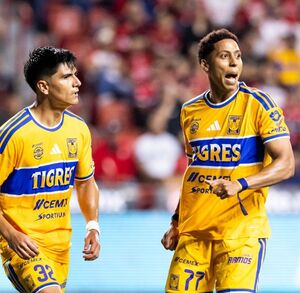 Ozziel Herrera celebrando su gol con Tigres en la primera jornada de la Liga MX