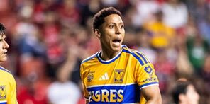 Ozziel Herrera celebrando su gol con Tigres en la primera jornada de la Liga MX