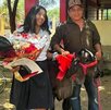 una joven estudiante y un hombre junto a un becerro en una ceramonia de graduación