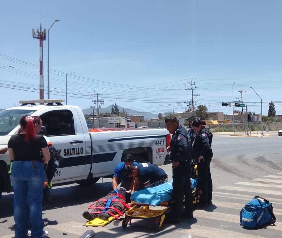 Un choque en Saltillo dejó a un motociclista con lesiones graves. Las autoridades buscan al conductor que escapó tras el impacto.