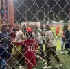 Jugadores de fútbol peleando durante un partido en cancha de la colonia Nuevo Torreón.