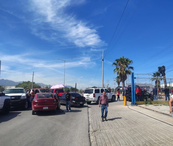 Empleados de la empresa Palliser se manifestaron sobre el bulevar Isidro López Zertuche en Saltillo. Exigen liquidaciones justas tras meses de paros técnicos.