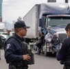 dos policías estatales de puebla en una manifestación de conductores de transporte de carga