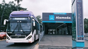 Estación Alameda del transporte público de Mi Macro Calzada en Guadalajara con una unidad detenida a un costado