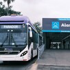 Estación Alameda del transporte público de Mi Macro Calzada en Guadalajara con una unidad detenida a un costado