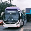 Estación Alameda del transporte público de Mi Macro Calzada en Guadalajara con una unidad detenida a un costado