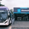 Estación Alameda del transporte público de Mi Macro Calzada en Guadalajara con una unidad detenida a un costado