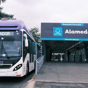 Estación Alameda del transporte público de Mi Macro Calzada en Guadalajara con una unidad detenida a un costado