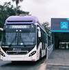 Estación Alameda del transporte público de Mi Macro Calzada en Guadalajara con una unidad detenida a un costado
