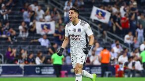 Santiago Mele gritando gol con la camiseta de Colo-Colo realizada con Gemini.