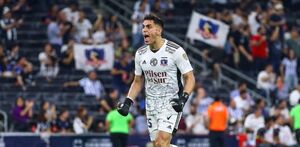 Santiago Mele gritando gol con la camiseta de Colo-Colo realizada con Gemini.
