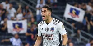 Santiago Mele gritando gol con la camiseta de Colo-Colo realizada con Gemini.
