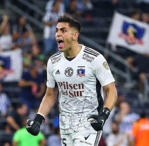 Santiago Mele gritando gol con la camiseta de Colo-Colo realizada con Gemini.