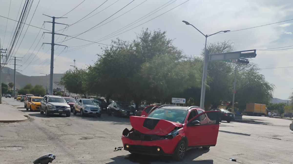 Un fuerte percance automovilístico registrado la tarde de este domingo al sur de la ciudad de Torreón.