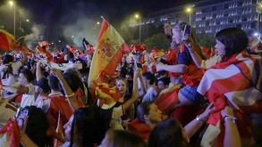 Cientos de hombres y mujeres aficionados del fútbol celebrando la victoria de España en el Mundial 2026 con banderas del país