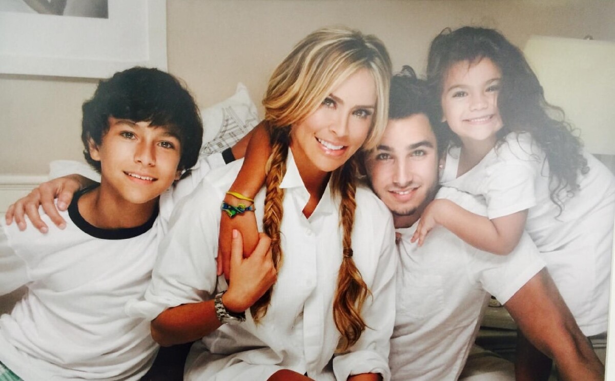 Aylín Mujica junto a sus hijos, quien de ellos, el mayor perdió la vida la semana pasada.