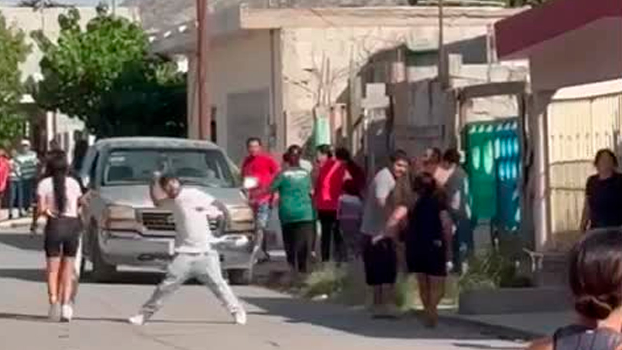 El conflicto tuvo consecuencias para terceros, ya que el intercambio de objetos contundentes provocó daños.