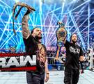 Roman Reigns levantando el Campeonato Mundial Pesado.