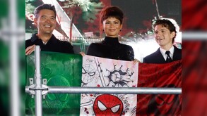 Zendaya y Tom Holland desataron controversia tras posar con una bandera de México alterada. Conoce qué multas y sanciones contempla la ley.