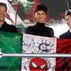Zendaya y Tom Holland desataron controversia tras posar con una bandera de México alterada. Conoce qué multas y sanciones contempla la ley.