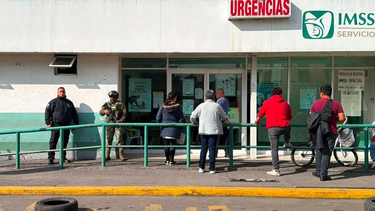 Policías de Ecatepec resguardaron a un bebé de un mes que fue abandonado sobre una banqueta durante una discusión entre la madre de 16 años y su pareja.