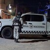 Militares en camioneta de la Guardia Nacional con armas largas y una patrulla de la Policía de Tonalá estacionada enfrente
