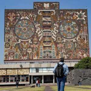 Personas en la Biblioteca Central de la UNAM