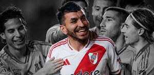 Ángel Correa festejando un gol con Tigres junto a sus compañeros en el Estadio Universitario.