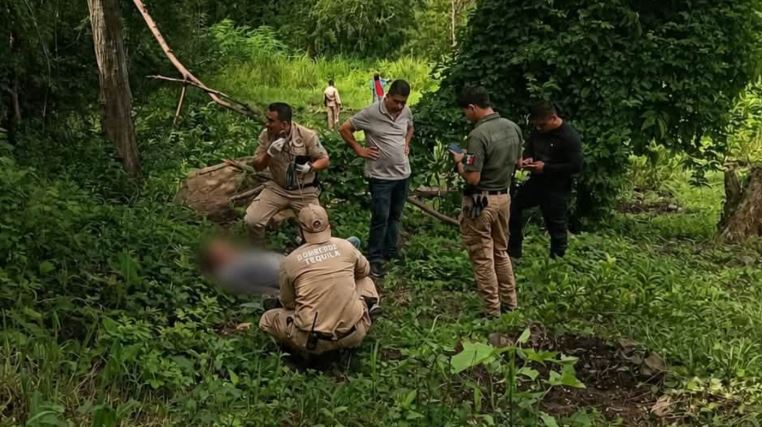 Bomberos y policías de Tequila atendiendo a un hombre con la cara censurada con blur recostado en el suelo con plantas y árboles alrededor