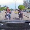 Dos motociclistas captados por la cámara de un auto mientras circulan sobre Carretera a Chapala con vehículos alrededor