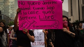 Mujer sosteniendo una pancarta durante una manifestación de mujeres.