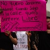 Mujer sosteniendo una pancarta durante una manifestación de mujeres.