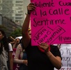 Mujer sosteniendo una pancarta durante una manifestación de mujeres.