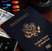 Pasaporte estadounidense con dólares y un teléfono celular
