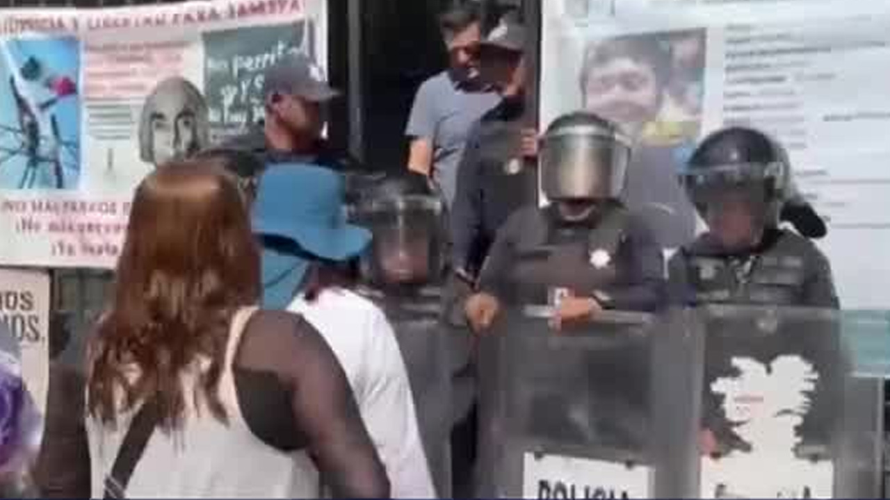 Integrantes del colectivo Ehécatl protestaron frente a la Secretaría de Gobernación para exigir la devolución de maquinaria.
