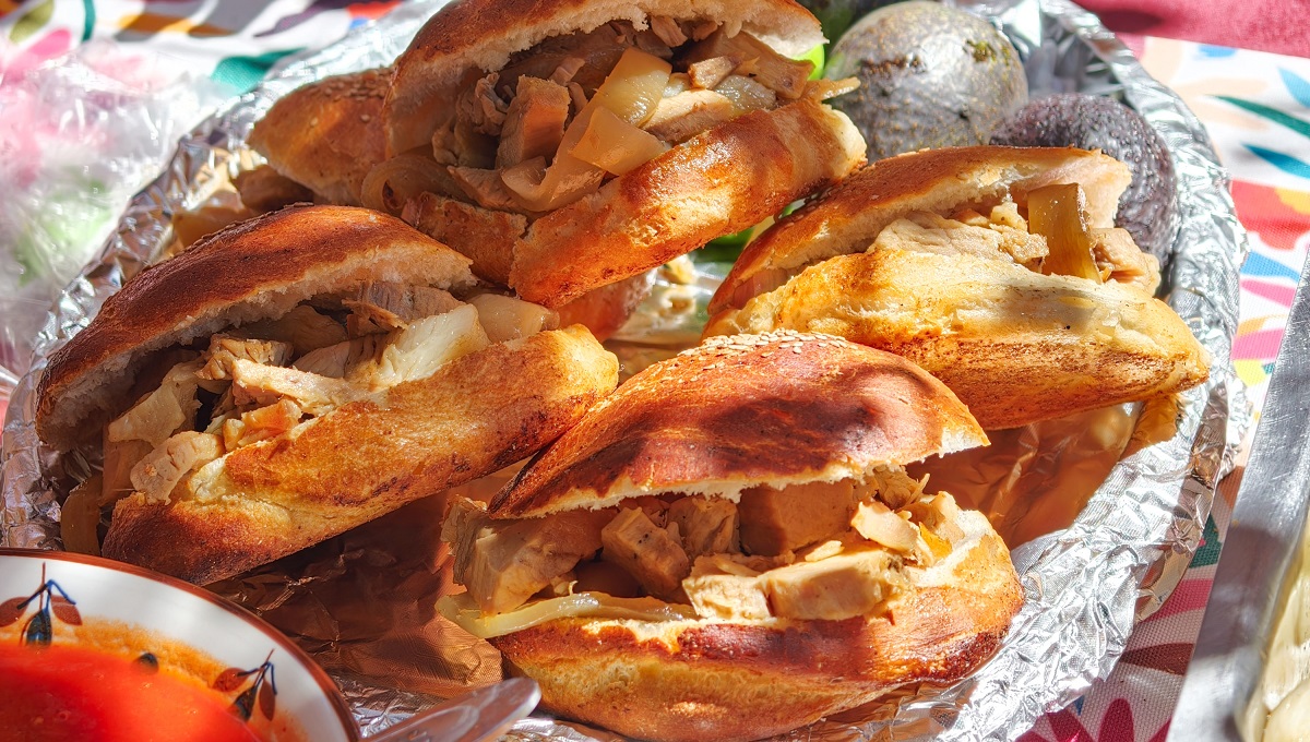 Cemitas de carnitas preparadas en Puebla.