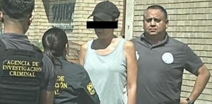 Se observa a una mujer que porta cachucha negra y tiene cintilla negra en ojos.