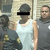 Se observa a una mujer que porta cachucha negra y tiene cintilla negra en ojos.