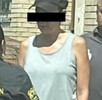 Se observa a una mujer que porta cachucha negra y tiene cintilla negra en ojos.