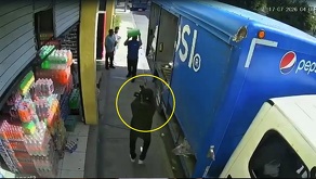 Hombre apunta con un arma de fuego a varias personas afueras de un negocio de Tehuacán.