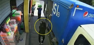 Hombre apunta con un arma de fuego a varias personas afueras de un negocio de Tehuacán.