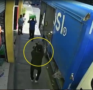 Hombre apunta con un arma de fuego a varias personas afueras de un negocio de Tehuacán.