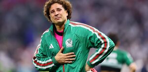 Guillermo Ochoa llorando tras la eliminación de México en el Mundial 2026 a manos de Inglaterra.