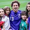 Fotografía de Guillermo Ochoa con sus hijos en el partido de México vs Chequia en el Mundial 2026