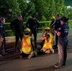 Elementos de emergencia rescataron con vida a un hombre en el puente de LEA y V. Carranza en Saltillo. El operativo provocó cierres viales temporales.